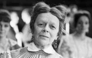 возраст сделал её красивой, 
скверный характер - обаятельной.
несомненный талант - знаменитой.