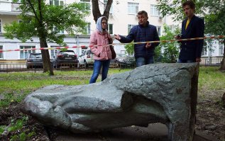 Да какой там в жопу мониторинг??? Вы видели эту статую? Не более 1,5 метра высотой, старая армированная конструкция... За такими скульптурами, типа "девочка с веслом во дворе", коих тыщи по всему СССР давно никто не смотрит. Максимум - местное ЖКХ подкрасит по весне. А этот - и вовсе весь в плохом состоянии, трещинами вон пошёл. Это же не памятник Ильичу на Калужской пл. и не мавзолей.