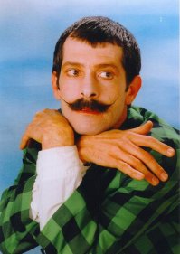 Я таки дико извиняюсь, сосед ваш Б.Барский - это который "Маски-Шоу"?