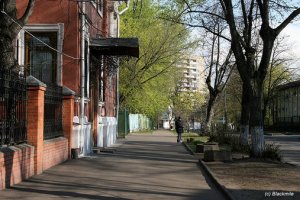 Новослободская??? Новосельцев жил в тихом переулке недалеко от метро «Проспект мира». В наши дни по адресу переулок Чернышевского, д. 4 корп.1 находится Ассоциация делового сотрудничества Агропромсервиса (Association for business cooperation with foreign countries Agropromservice, как гласит табличка на доме). Подъезд почти не изменился – даже узорчатая штуковина (а ведь она наверняка как-то называется) осталась прежней, зато срубили почти все деревья.