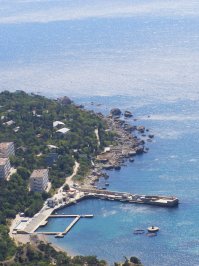 мне вот всегда интересна история всяких заброшенных строений. Где то в лесу или в поле или еще где встретишь какое то не понятное сооружение,  причем видно, что строительство требовало не малых затрат и не достроенное и не понятно что... Кто то же для чего то строил и почему не достроили??? к примеру :Крым, Ласпи, (круги в море, на них конечно прикольно, по пол дня сидели. Но для чего они???)