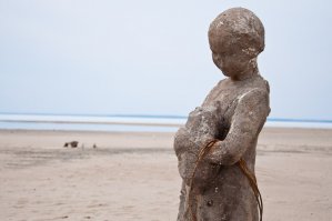 Фото из Старого Бердска. Когда вода сильно уходит из Обского водохранилища. Можно увидеть фундаменты старые , кирпичи, стекла бутылок. Раньше там был пионер лагерь и часть города.