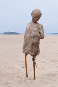 Фото из Старого Бердска. Когда вода сильно уходит из Обского водохранилища. Можно увидеть фундаменты старые , кирпичи, стекла бутылок. Раньше там был пионер лагерь и часть города.