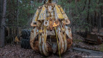 Мне вот интересно, есть дозиметры профессиональные и бытовые так, почти все дозиметры мерят альфа гамма бета излучения. Допустим дозиметрист попал в зону с повышенным уровнем радации. Получается он облучился весь и все предметы, что были на нем надеты заражены. Дозиметр начинает зашкаливать. Когда этот человек вышел с зоны загрязнения, то почему не пищит прибор если он тоже облучен!? Вот в Припяти есть знаменитый ковш, которым гребли зараженный мусор и он стоит сейчас и по сей день. Рядом с этим ковшом шкалит приборы выше нормы в десятки раз! Собственно сам вопрос, почему сам прибор дозиметр не получает облучение и не пищит постоянно после покидания зараженной зоны?