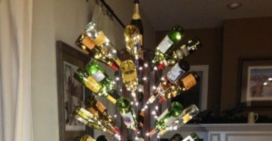 Чтоб пустые бутылки не валялись по полу, их можно вешать на старую ёлку и в Новом году у вас уже будет новая ёлка.