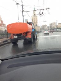 Бывает полив улиц (в жаркую погоду для охлаждения) и мойка проезжей части. Вот мыть лучше в дождь, так как грязь маленько размочило.