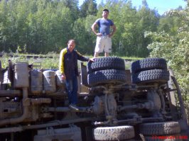 Лесовоз опрокинулся в Петрозаводске (Видео)