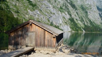 Аффтар, сапсем чтоле. Смотрю такой картинки....о, фигасе...круто!!! Мурашки по коже и фсё такое.... Пока не увидел фото с надписью "Заброшеный дом, озеро Оберзее, Германия"...ппц! Аффтар, харе постить куйню. В этом "заброшенном доме" австрийский крестьянин (дедуля лет эдак 80-ти) хранит лодку с помощью которой он имеет связь с внешним миром. Его домик аккурат на том конце берега за "заброшенным домом". На фото его не видно. Почему так авторитетно заявляю? Да потому что был там прошлым летом и ничего жуткого там и в помине нет. Места невероятно красивые и озеро с кристально чистой водой. Это заповедник Германии на границе с Австрией, а так как они там для населения размыты, то и дедок этот австриец - встречает туристов не как немцы, а как австрийцы, приветствием "Gruess Gott". Туристы к нему пачками ломятся - пьют экологически чистое молоко и наслаждаются природой.
А вот и фото этого"заброшенного дома". Заодно добавлю фото противоположного берега с хозяйством этого дедули. Если присмотреться, то можно увидеть ещё один такой же "заброшенный дом";)
В общем если остальные фото из поста такие же голословные, то пост ниачем!