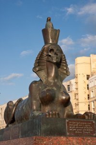 Поскольку в посте фоток нет, то покажу хоть питерские - сфинксы напротив "Крестов" и Петр I в Петропавловке: