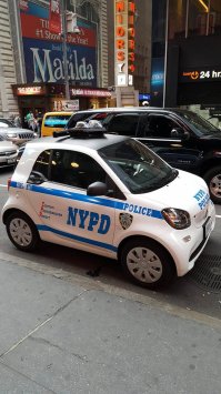 я один заметил что эта машинка описалась?наверное от радости что она в мегаполисе.