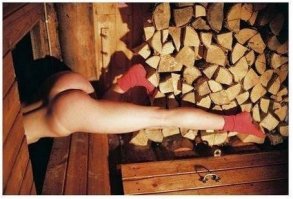 А вот так получается "Жена пришла не вовремя с ночного дежурства, любовница выпрыгнула в окно".