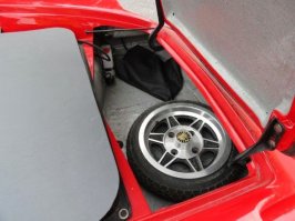 1. Первые авто были прототипами всего лишь, поэтому и обычный двиг от VW (на фото).
2. Вся партия (причем 1440, а не 400) планировалась без движков отправляться в США, где ставились бы двиг с кпп от Порше 911, и затем, обратно на Ближний восток.