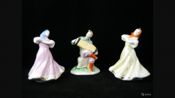 Так хотелось в детстве играться с этими статуэтками, а бабушка ругалась и убирала повыше...