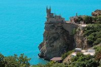 Еще одну особенность добавлю, в конце весны и в начале лета можно наблюдать интересное явление - Черное море в некоторых местах становится бирюзовым.

Все благодаря цветению фитопланктона, который при фотосинтезе поглощает красную часть спектра.