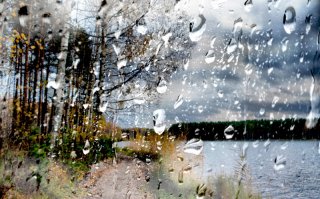 Возможно, отдельно снимает мокрое стекло и отдельно сюжет, потом в редакторе накладывает.
Вот я решил по-быстрому сделать нечто подобное. Думаю, что если посидеть, прикинуть, что да как, то можно сделать что-нибудь интересное.