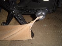 Чтобы так штанину на колесо намотало, по ней надо проехаться. Чтобы проехаться по штанине, надо, чтобы штаны лежали на полу, хотя бы штанина. Вопрос: что делал человек на компьютерном стуле со спущенными штанами?