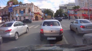 ну с права есть, значит и с лева должен быть, только похоже прикрыт от нас знаками