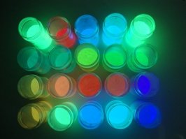 Это Стронция Алюминат растворенный в эпоксидной смоле, это люминофор который светится несколько часов после помещения под яркий свет. Это твердый пластик на всю толщину так что ничего не высыпется и не разольется. Ну и радиоактивного там тоже ничего нет.