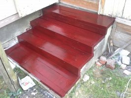 Тоже менял сгнившие ступени на даче. Фундамент аля бетонные блоки, доски обработал на станке, подогнал, подрезал, прикрутил и покрасил)) 
Перед покраской прошелся грунтовкой Кузбасслаком. Краска была, только такая )))!
Это мой первый опыт в подобных работах. Делал все один.