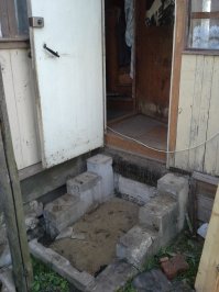 Тоже менял сгнившие ступени на даче. Фундамент аля бетонные блоки, доски обработал на станке, подогнал, подрезал, прикрутил и покрасил)) 
Перед покраской прошелся грунтовкой Кузбасслаком. Краска была, только такая )))!
Это мой первый опыт в подобных работах. Делал все один.