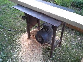 Тоже менял сгнившие ступени на даче. Фундамент аля бетонные блоки, доски обработал на станке, подогнал, подрезал, прикрутил и покрасил)) 
Перед покраской прошелся грунтовкой Кузбасслаком. Краска была, только такая )))!
Это мой первый опыт в подобных работах. Делал все один.