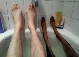 Принимает ванну с сучкой!!!