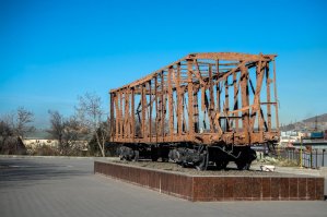 Да помню, был там. Помню в городе на набережной был небольшой музей из техники того времени, и был памятник который был вылит и сварен из мин и бомб собранных после войны. А ещё помню где-то в городе стоят на постаменте остов вагона который попал под обстрел, в его железных рамах отверстия были через каждый сантиметр.

Интересно что моя знакомая из Новороссийска, с которой я познакомился десятилетиями позже, сказала что ни про вагон ни про музей на набережной ничего не знает и не слышала ...

Во, и фотки нашёл: