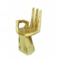 Она на каких то специальных стульях сидит, поэтому и кажется ей))