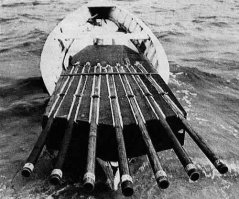 интересно,насколько лодка взад укуяривалась после залпа ?