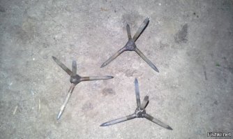 Чем хорош гозон - так это тем, что в траве или в грязи шипы не видны.