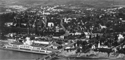 В Сочи пляжи насыпные. Каждый год море вымывает пляжи.. и каждый год пляжи обратно присыпают. Но это врядли связано с  ростом моря. Если посмотреть старые фото побережья Сочи, то можно и не найти не только набережную, но и пляжей тоже... вот пара примеров фото.