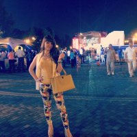 это фото я случайно нашёл в интернете на сайте знакомств
какая то девочка фотографировалась 
а я иду сзади справа  в белой рубашке