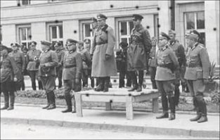 Да-да. А вот в 1939-41году СССР чем занят был? воевал с Гитлером? 
"Эти мудаки" воевали. А наши- гляди,любуйся.