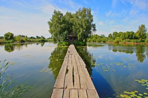 На первой фотографии дом в Финляндии очень напоминает охотничий домик на острове в Старом Солотвине, Бердичевский район, Житомирская области, Украина.

Островок этот был создан искусственным путем в 70-х годах и назывался "Остров любви". Дом тут появился намного позже, где-то в 1985 году и получил название "домик охотника и рыбака". Использовался он как место, где выставляли охотничьи трофеи.
