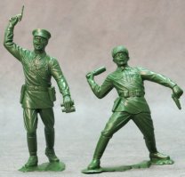 У меня ещё были вот такие солдаты и древние люди. Они гораздо больше обычных солдатиков. Очень мне нравились. Жалею что не сберёг.
