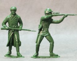 У меня ещё были вот такие солдаты и древние люди. Они гораздо больше обычных солдатиков. Очень мне нравились. Жалею что не сберёг.
