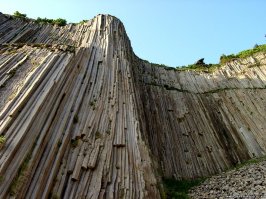 Вспомнился мыс Столбчатый на Кунашире.