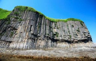 Вспомнился мыс Столбчатый на Кунашире.