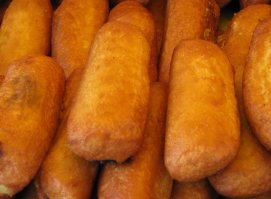 А какие вкуснючие пирожки с мясом продавали у метро из тележек типа как для мороженного и заворачивали их в бумагу...

А сок из конусных штуковин... настоящий гранатовый!