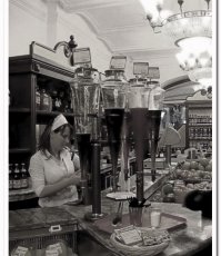 А какие вкуснючие пирожки с мясом продавали у метро из тележек типа как для мороженного и заворачивали их в бумагу...

А сок из конусных штуковин... настоящий гранатовый!