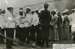 Всё прекрасно, но матрос линкора "Императрица Мария" на первой фотографии - не Василий Николаевия Кочетков. 
Это другой неизвестный герой России, Александр Маркович Абакумов, герой Синопского сражения и битвы за Севастополь.

Родился 12 августа 1823 года. Из крепостных крестьян Тверской губернии. С 1851 г на военной службе. ЧФ (до 1856). В боевых действиях против горцев (1852). Был в плену 10 суток "у черкесов". Участник Синопа и обороны Севастополя редут Шварца и 1-я оборон. линия. Прислуга при орудиях. 29 ЧФЭ. В войну 1877-78 гг. "был при графе Тотлебене под Плевной, в качестве камердинера". В 1914 г. жил в Петрограде на Б. Подъяческой.
В ноябре 1914 (в возрасте 90 лет!) подал прошение на Высочайшее имя пойти добровольцем на флот. Разрешение было получено. Сначала на БФ, а в мае 1915 г. переведен на "Императрицу Марию" старшим боцманом. Год смерти не известен,но летом 1917 г. был жив и допрошен комиссией о гибели дредноута.
Найдено на "вконтакте":