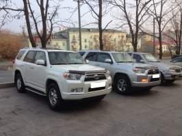 Про большой расход - бред. У меня и у моего сына одинаковые фораннеры. Это очень экономичная машина. Расход город - 14л /100 км., трасса - 10,5 л/100 км. И это у автомобиля с четырехлитровым мотором мощностью 270 лошадок! Для сравнения: раньше у меня был трехлировый Паджерик. Машина неплохая, но кушал 16 - 18 литров на сотку километров.
Да, а что касается звука, то его, при открытии заливной горловины, наши машины тоже издают.