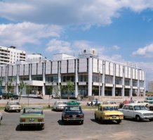 Универмаг «Лейпциг» на Ленинском проспекте был открыт в 1965 году как филиал популярного ГУМа, и стал настоящим оазисом в советское время – первым фирменным магазином, предлагавшим дефицитные и поэтому столь желанные для москвичей вещи из ГДР. 
Универмаг «Лейпциг», в котором постоянно выстраивались многочасовые очереди за кожаными сумками и плащами, детскими вещами, фарфоровыми сервизами «Мадонна», красивыми немецкими куклами, заключал в себе предел мечтаний советского человека. О «Лейпциге» слышали модницы из всех уголков страны. И именно с этого времени значение слов «немецкое качество» стало понятно всем. Вещи, добытые в те годы в универмаге «Лейпциг», до сих пор вызывают ностальгию у их обладателей. 
На первом этаже «Лейпцига» располагался универсам с хорошим для времени всеобщего дефицита ассортиментом.
«Лейпциг» был любимым местом детей, ведь внутри универмага, под стеклянным колпаком, была собрана огромная модель железной дороги, по которой запускали поезда. 
В 1979 году универмаг «Лейпциг» переехал в отдельное здание на улице Академика Варги в Теплом Стане. 
Магазин пользовался большой популярностью, поэтому для удобства посетителей от ближайшей станции метрополитена до него был организован специальный автобусный маршрут, который существует и сегодня.