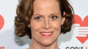 (Актёры это те что прошли театр, те что могут играть без монтажа и сотни дублей, где вышел на сцену и с первого дубля сделать красиво. В этом списке половина если не больше, сыграть даже труп не смогли бы.)

Да вот хотя бы актриса с большой буквы. Да даже со всеми большими буквами...