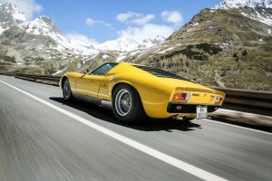 Еще фотки с этого события. Кстати, музейными Lamborghini Miura в рамках памятного заезда управляли их создатели Марчелло Гандини, который нарисовал Miura, а также инженеры Джанпаоло Даллар и Паоло Станцани. Взял здесь