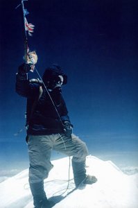 Это они в базовом лагере на Эвересте, а с вершины есть только фотография Тэнцинга, а вот фотографии Хиллари нет (причины разнятся). Так что, я не ошибся в подписи фото - они на Эвересте, но не на вершине))