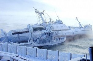 Эти корабли не брошены, они затонули из-за обледенения в Новороссийске во время "боры"(ветер такой местный)