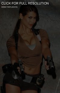 Девон Аоки обладает определенным шармом, но как отображение персонажа она ужасна. Тощенькая, наполовину японка, по сравнению с оригинальной Касуми - совершенно плоская.

Анджелина Джоли, хорошая актриса и человек, известная личность, но все-таки, для меня Лара из оригинальной серии (то есть не молоденькая из последних игр) всегда ассоциировалась с Каримой Адебиб (на фото), а не с Джоли.