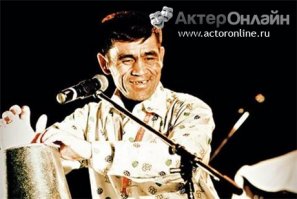 Чем-то это колоритное создание справа отдалённо напоминает Баймурата Аллабериева... Певец, исполнитель роли Юсуфа в фильме "Ёлки 2"