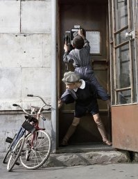 — Тук, тук. — Кто там? — Полиция, откройте. — Вы должны подождать, я ... какаю. — Мы это видим, телефонная будка стеклянная.